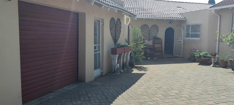 4 Bedroom Property for Sale in Strubensvallei Gauteng