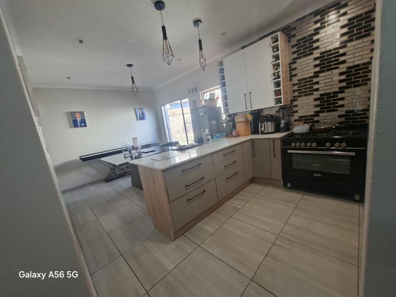 5 Bedroom Property for Sale in Vorna Valley Gauteng
