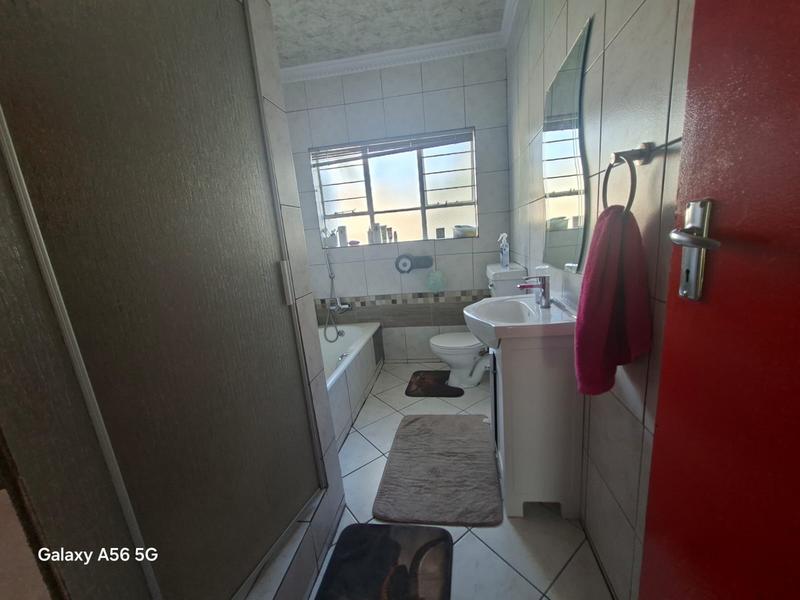 5 Bedroom Property for Sale in Vorna Valley Gauteng
