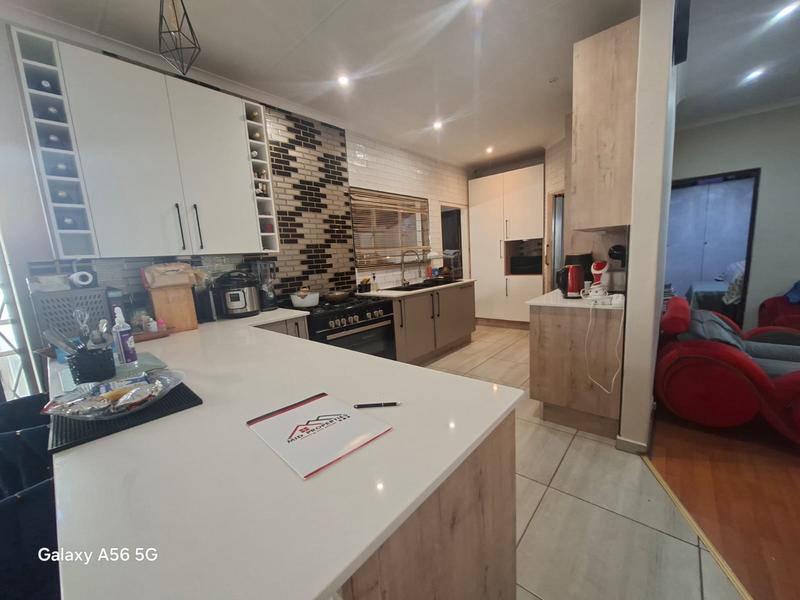 5 Bedroom Property for Sale in Vorna Valley Gauteng