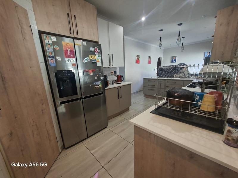 5 Bedroom Property for Sale in Vorna Valley Gauteng