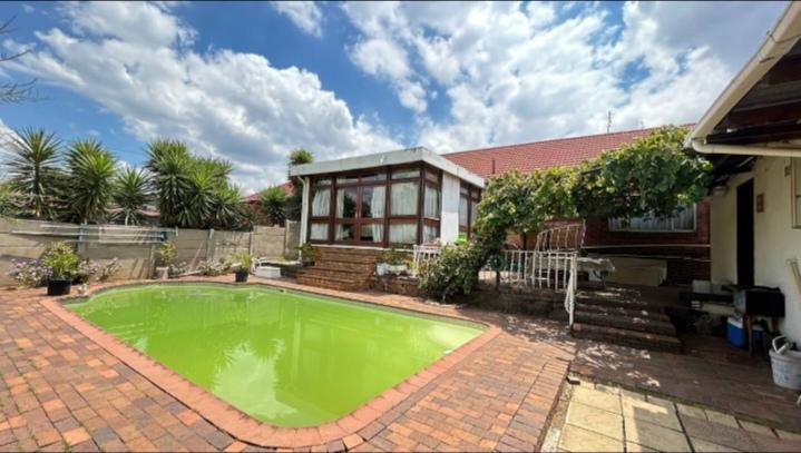 4 Bedroom Property for Sale in Linmeyer Gauteng