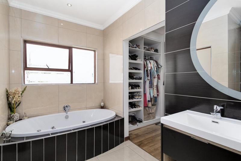 To Let 5 Bedroom Property for Rent in Broadacres Gauteng