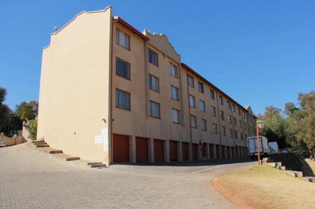 To Let 2 Bedroom Property for Rent in Helderkruin Gauteng