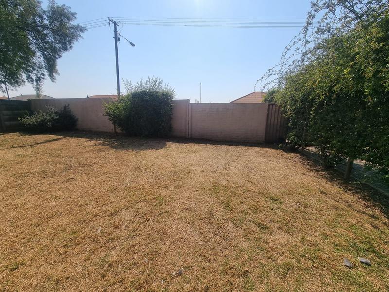 To Let 2 Bedroom Property for Rent in Kookrus Gauteng