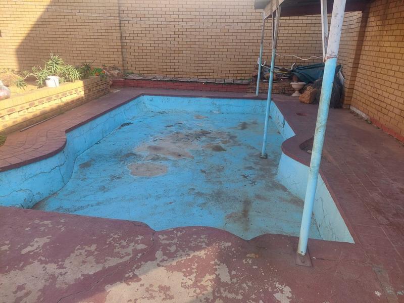 4 Bedroom Property for Sale in Mohlakeng Gauteng