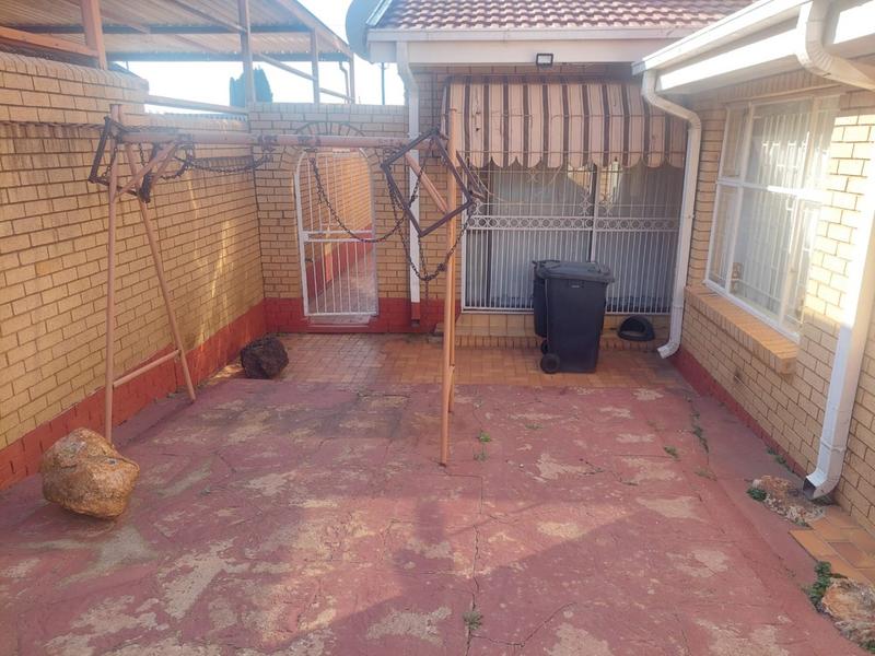 4 Bedroom Property for Sale in Mohlakeng Gauteng