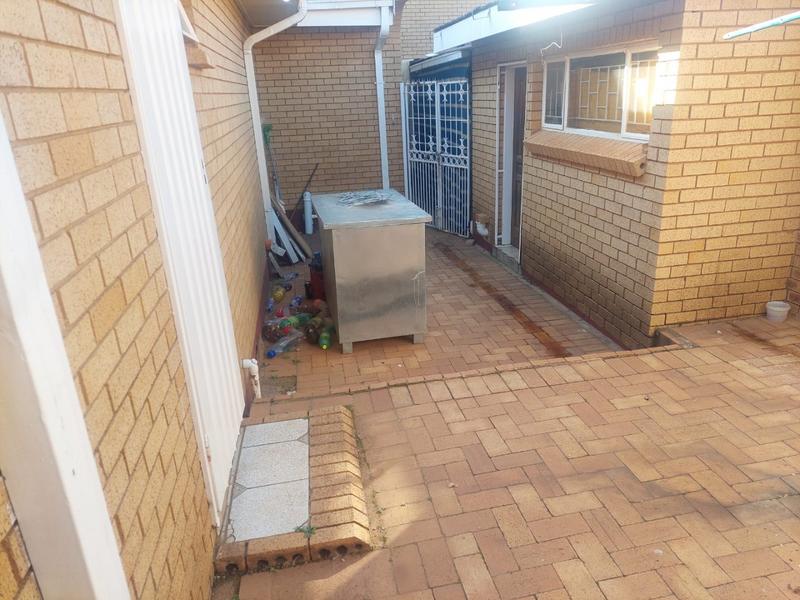 4 Bedroom Property for Sale in Mohlakeng Gauteng