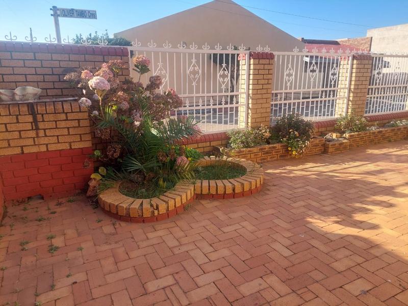4 Bedroom Property for Sale in Mohlakeng Gauteng