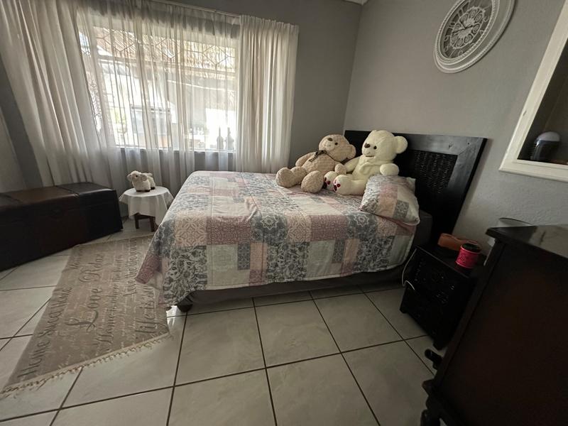 5 Bedroom Property for Sale in Strubenvale Gauteng