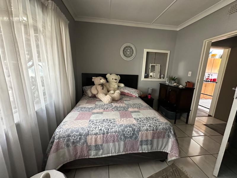 5 Bedroom Property for Sale in Strubenvale Gauteng