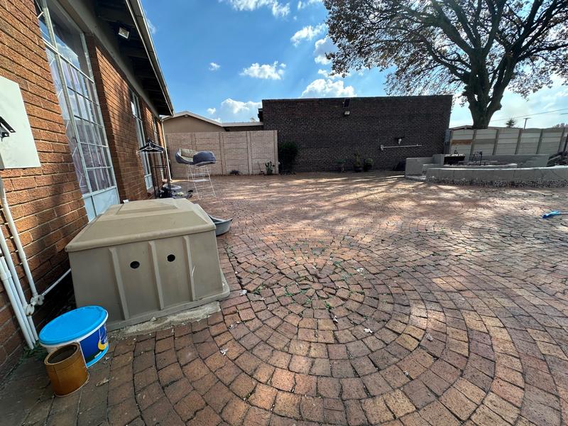 5 Bedroom Property for Sale in Strubenvale Gauteng