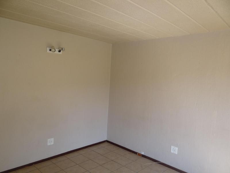 To Let 2 Bedroom Property for Rent in Helderkruin Gauteng