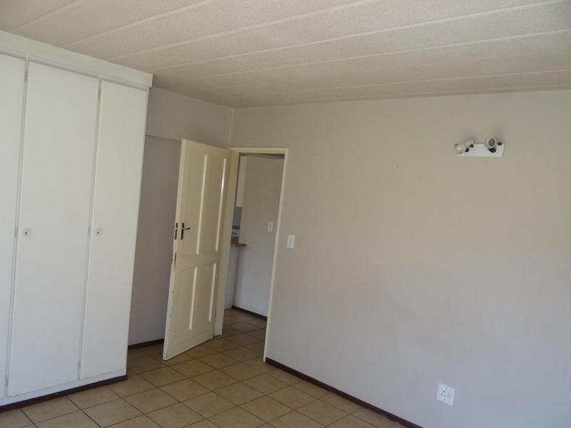 To Let 2 Bedroom Property for Rent in Helderkruin Gauteng