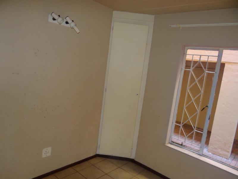 To Let 2 Bedroom Property for Rent in Helderkruin Gauteng