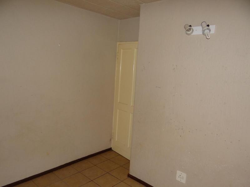 To Let 2 Bedroom Property for Rent in Helderkruin Gauteng