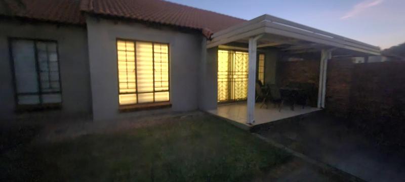 2 Bedroom Property for Sale in Monavoni Gauteng