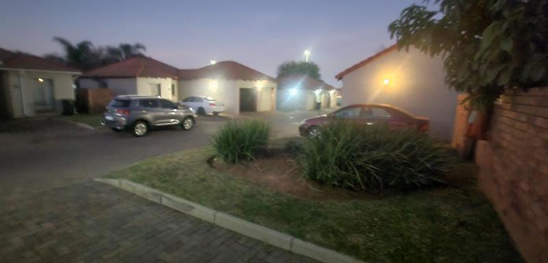 2 Bedroom Property for Sale in Monavoni Gauteng