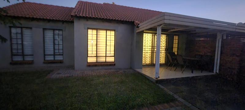 2 Bedroom Property for Sale in Monavoni Gauteng