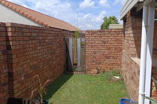 2 Bedroom Property for Sale in Monavoni Gauteng
