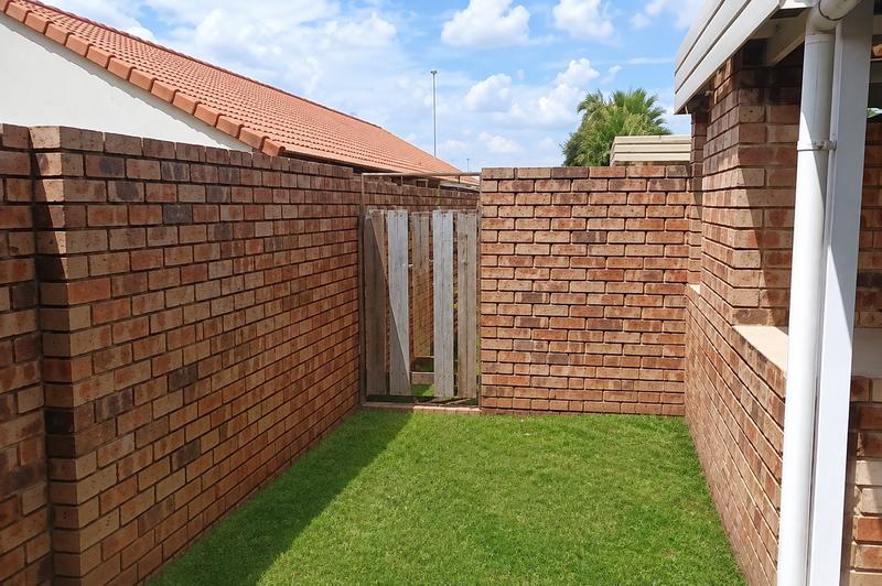 2 Bedroom Property for Sale in Monavoni Gauteng