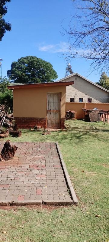 5 Bedroom Property for Sale in Clayville Gauteng