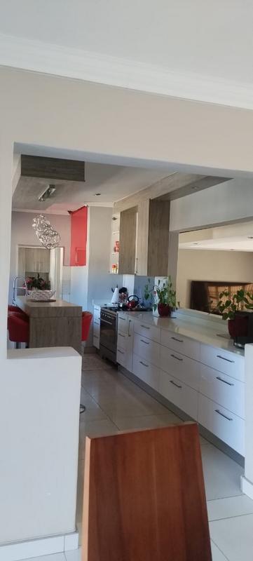 5 Bedroom Property for Sale in Clayville Gauteng