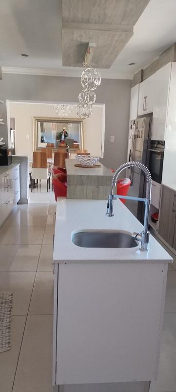 5 Bedroom Property for Sale in Clayville Gauteng