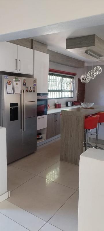 5 Bedroom Property for Sale in Clayville Gauteng