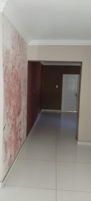 5 Bedroom Property for Sale in Clayville Gauteng