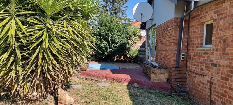 4 Bedroom Property for Sale in Rooihuiskraal Gauteng