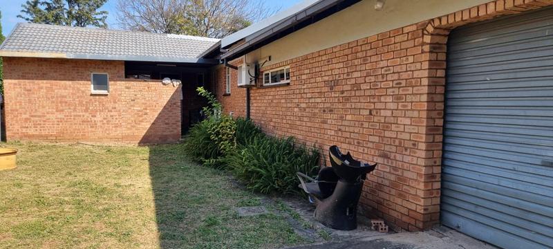 4 Bedroom Property for Sale in Rooihuiskraal Gauteng