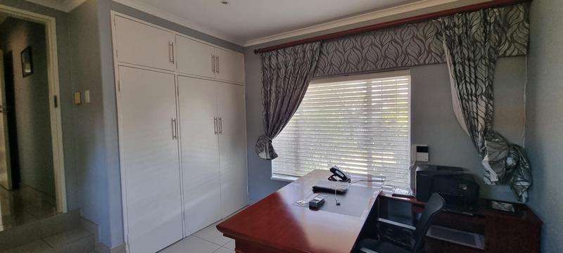 4 Bedroom Property for Sale in Rooihuiskraal Gauteng