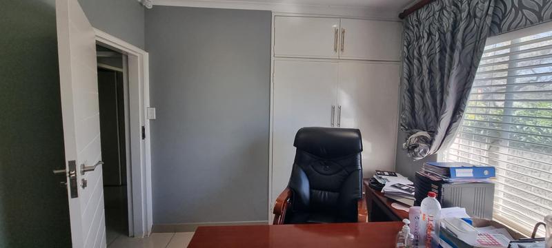 4 Bedroom Property for Sale in Rooihuiskraal Gauteng