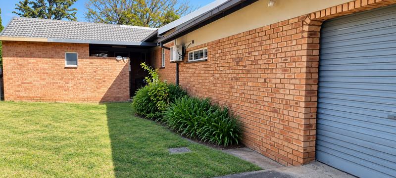4 Bedroom Property for Sale in Rooihuiskraal Gauteng