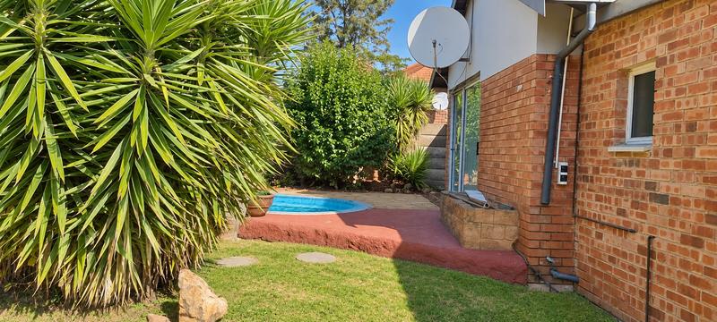 4 Bedroom Property for Sale in Rooihuiskraal Gauteng