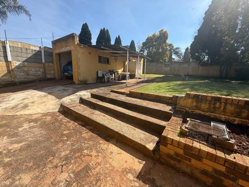 3 Bedroom Property for Sale in Linmeyer Gauteng