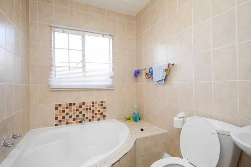 4 Bedroom Property for Sale in Rooihuiskraal North Gauteng