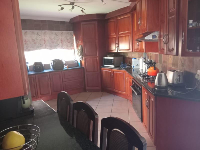 4 Bedroom Property for Sale in Eldoraigne Gauteng