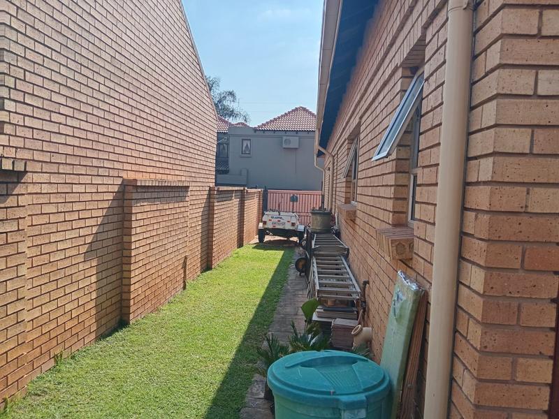 4 Bedroom Property for Sale in Eldoraigne Gauteng