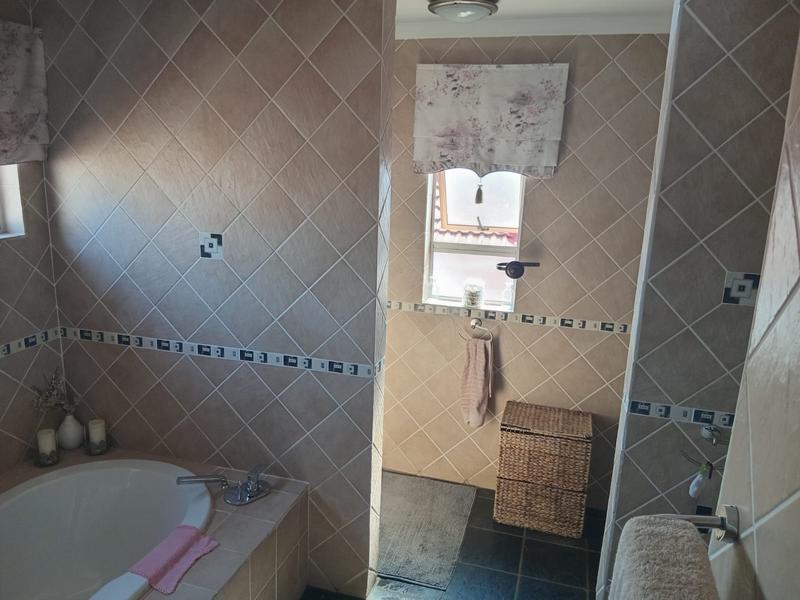 4 Bedroom Property for Sale in Eldoraigne Gauteng
