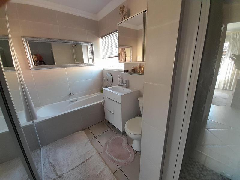 2 Bedroom Property for Sale in Eldoraigne Gauteng