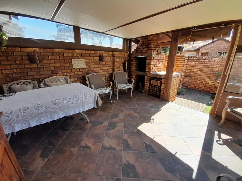 2 Bedroom Property for Sale in Eldoraigne Gauteng