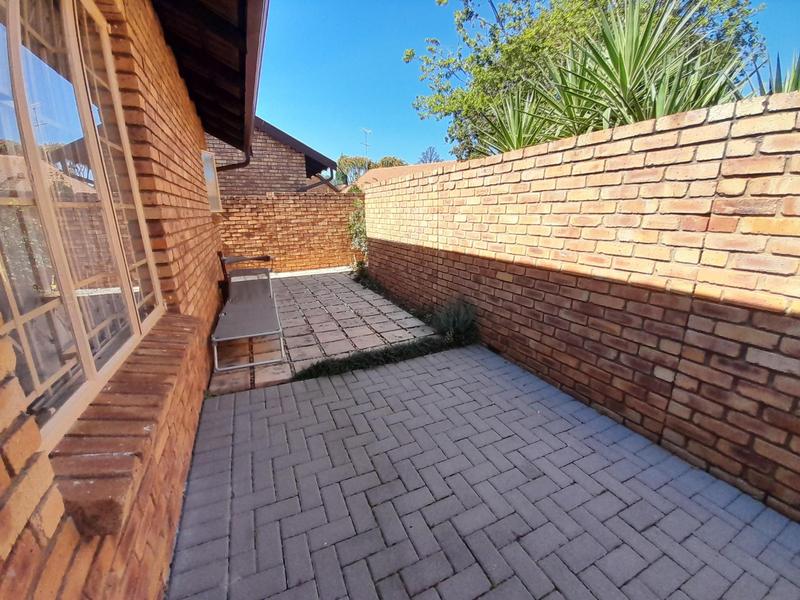 2 Bedroom Property for Sale in Eldoraigne Gauteng