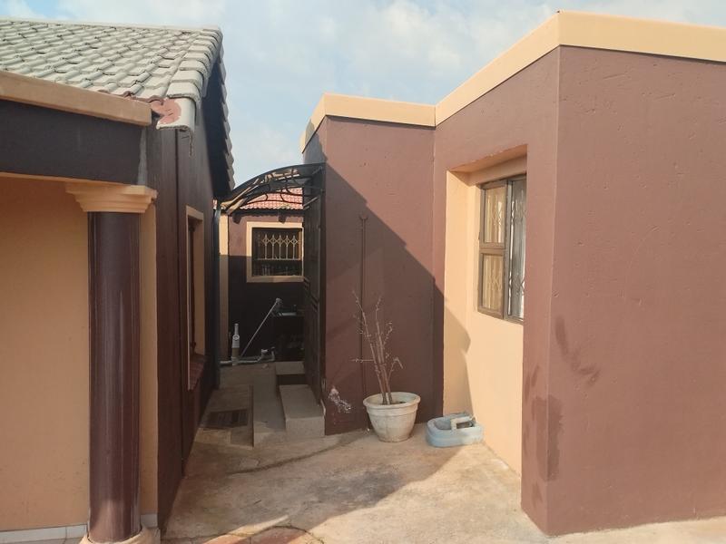 4 Bedroom Property for Sale in Lotus Gardens Gauteng