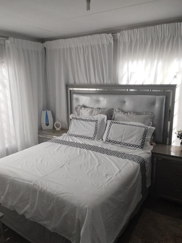 4 Bedroom Property for Sale in Lotus Gardens Gauteng