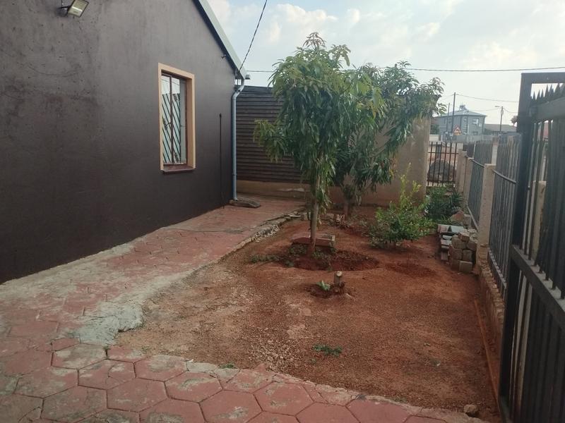 4 Bedroom Property for Sale in Lotus Gardens Gauteng