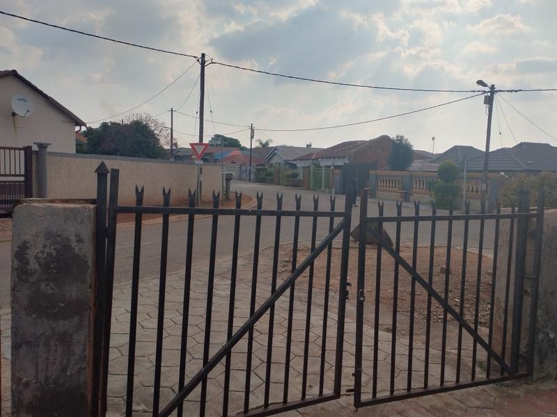 4 Bedroom Property for Sale in Lotus Gardens Gauteng