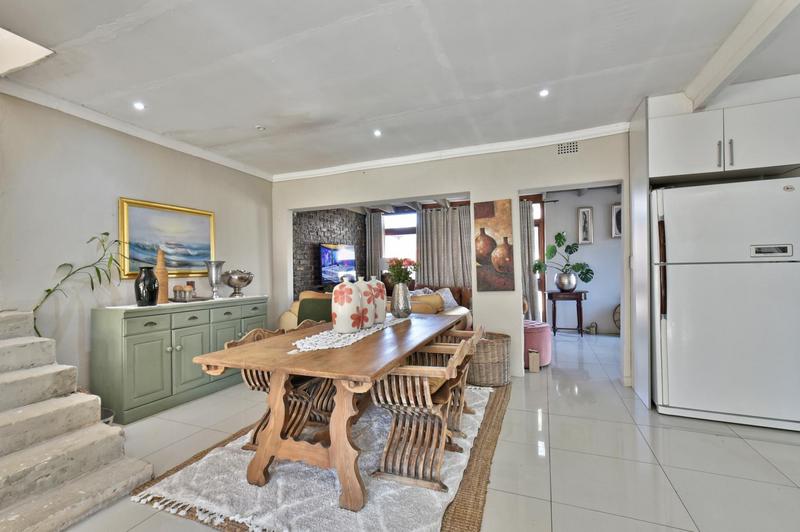 4 Bedroom Property for Sale in Mondeor Gauteng