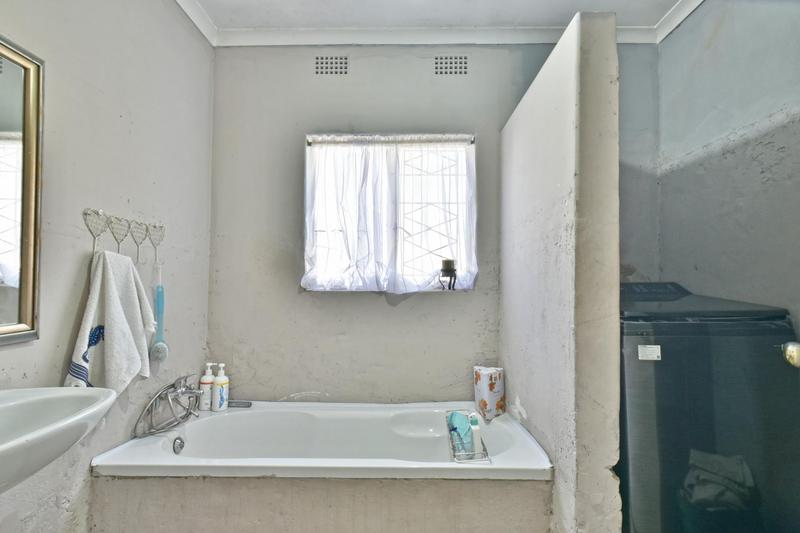 4 Bedroom Property for Sale in Mondeor Gauteng